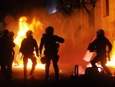 Επίθεση με μολότοφ έξω από το σπίτι του Α.Φλαμπουράρη